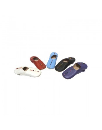 Babouche artisanale marocaine pour femme en cuir violet avec nœuds décoratifs colorés 