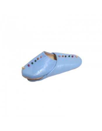 Babouche artisanale marocaine pour femme en cuir bleu-ciel avec nœuds décoratifs colorés 