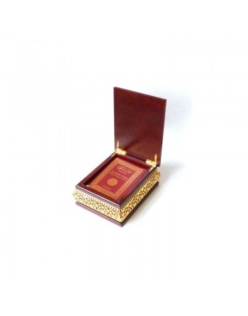 Coffret en bois et parties métalliques dorées avec Le Saint Coran Bilingue (français/arabe) couverture assortie 