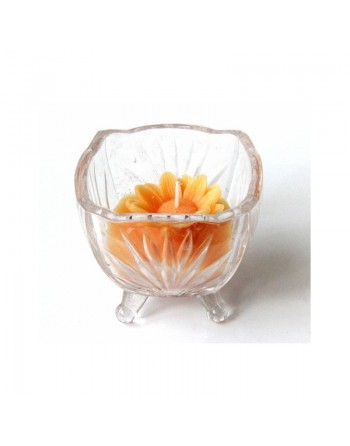 Bougie parfumée sous forme de fleur de couleur orange dans un joli récipient en verre 
