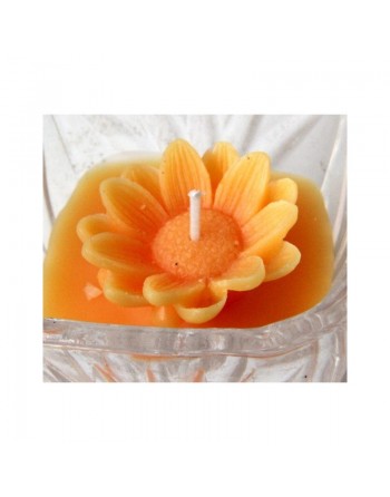 Bougie parfumée sous forme de fleur de couleur orange dans un joli récipient en verre 