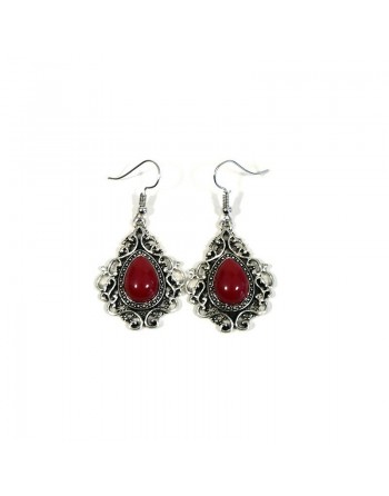 Boucles d'oreilles pendantes en métal argenté ciselé serties de pierres bordeaux 