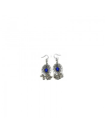 Boucles d'oreilles pendantes en métal argenté ciselé serties de pierres bleu 