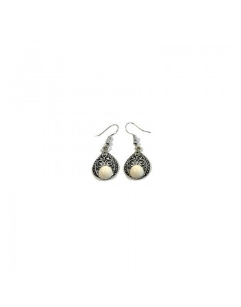 Boucles d'oreilles pendantes en métal argenté ciselé serties de pierres blanc 