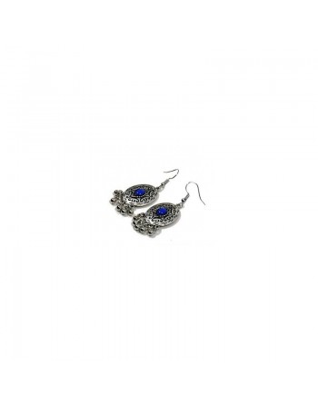 Boucles d'oreilles pendantes en métal argenté ciselé serties de pierres bleu 