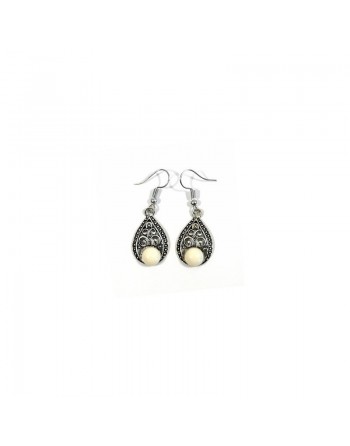Boucles d'oreilles pendantes en métal argenté ciselé serties de pierres blanc 