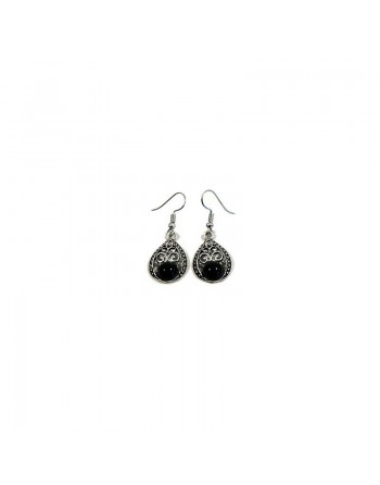 Boucles d'oreilles pendantes en métal argenté ciselé serties de pierres noir 