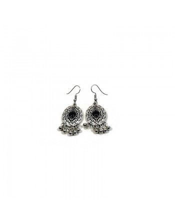 Boucles d'oreilles pendantes en métal argenté ciselé serties de pierres noir 