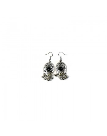 Boucles d'oreilles pendantes en métal argenté ciselé serties de pierres noir 