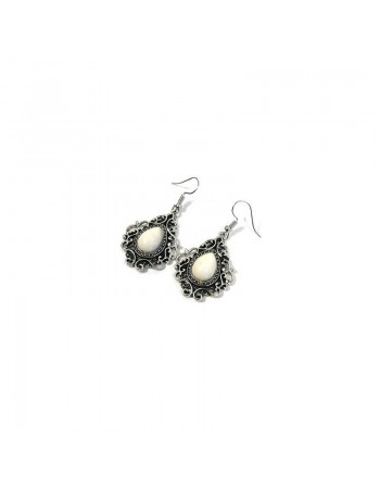 Boucles d'oreilles pendantes en métal argenté ciselé serties de pierres blanc 