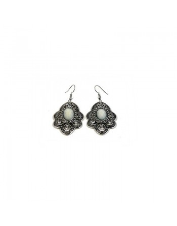 Boucles d'oreilles pendantes en métal argenté ciselé serties de pierres blanc 