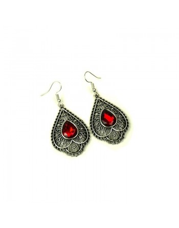 Boucles d'oreilles pendantes en métal argenté ciselé serties de pierres rouge 