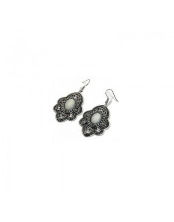 Boucles d'oreilles pendantes en métal argenté ciselé serties de pierres blanc 