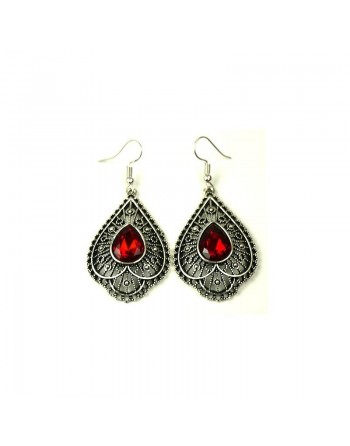 Boucles d'oreilles pendantes en métal argenté ciselé serties de pierres rouge 