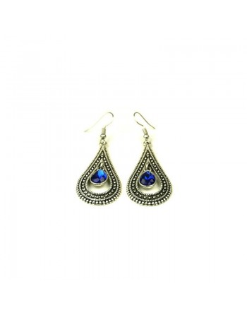 Boucles d'oreilles pendantes en métal argenté ciselé serties de pierres bleu roi 