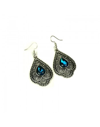Boucles d'oreilles pendantes en métal argenté ciselé serties de pierres bleu 