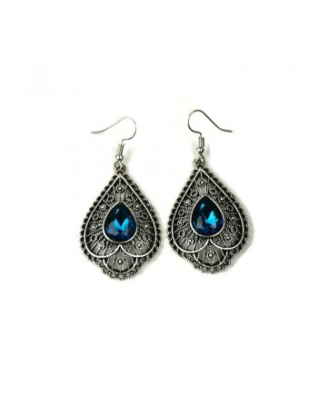 Boucles d'oreilles pendantes en métal argenté ciselé serties de pierres bleu 
