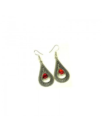 Boucles d'oreilles pendantes en métal argenté ciselé serties de pierres rouge 