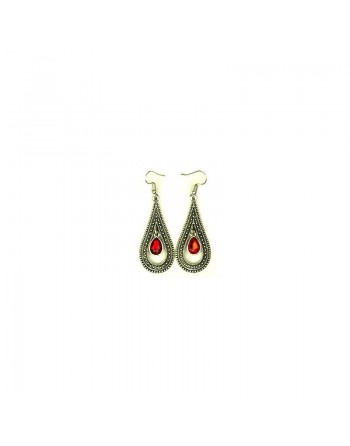 Boucles d'oreilles pendantes en métal argenté ciselé serties de pierres rouge 