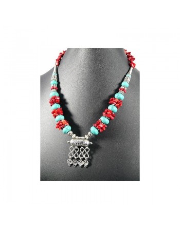 Collier ethnique artisanal avec pierres turquoises et rouge agrémenté de breloques et d'armatures argentées 