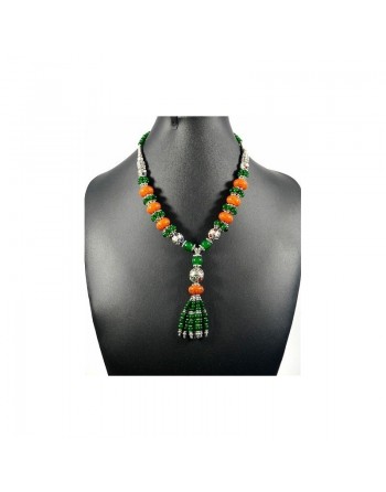 Collier ethnique artisanal avec pierres orange et vert agrémenté de breloques et d'armatures argentées 