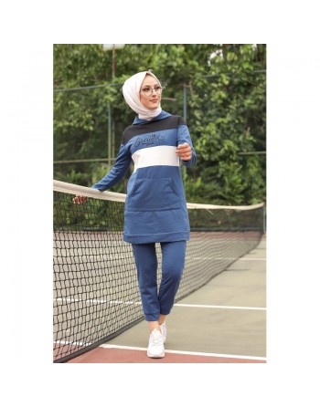 Survêtement tricolore à capuche imprimé "Breathe" (Sportswear femme voilée) - Couleur Bleu de Chanel, noir et blanc 