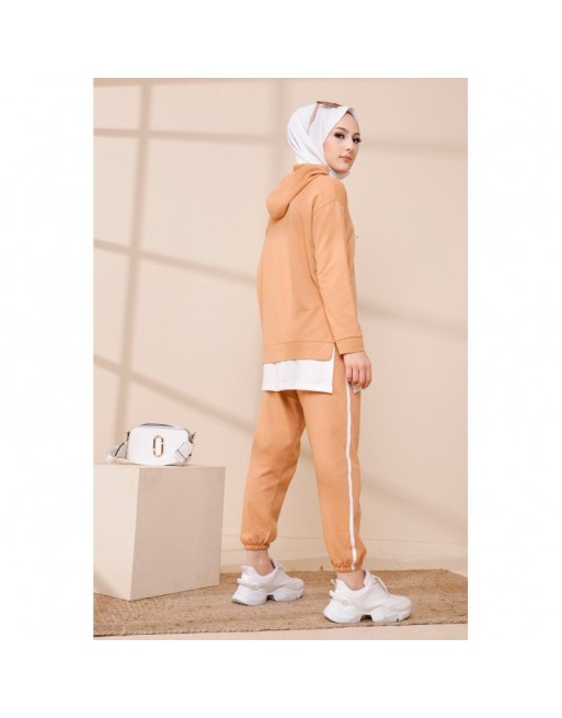 Ensemble décontracté et Survêtement (Hijab Sport pour femme musulmane) - Couleur Biscuit et blanc Ensemble décontracté et Survêtement (Hijab Sport pour femme musulmane) - Couleur Biscuit et blanc