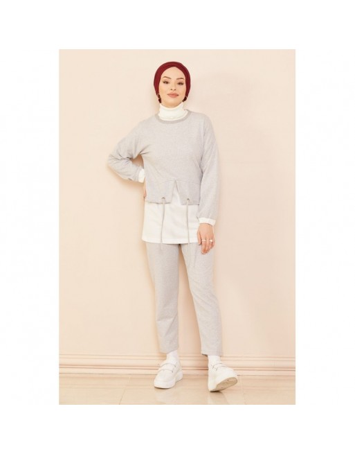 Ensemble décontracté moderne pour femme : Tunique et pantalon - Couleur blanc et gris clair Ensemble décontracté moderne pour femme : Tunique et pantalon - Couleur blanc et gris clair