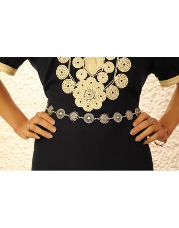 Ceinture argentée ornée de pièces à motifs originaux 
