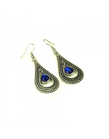 Boucles d'oreilles pendantes en métal argenté ciselé serties de pierres bleu roi 