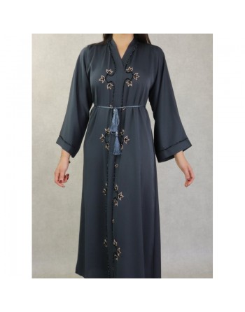 Abaya grise Dubaï avec strass, ceinture de qualité et de nombreuses broderies faites main 