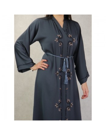 Abaya grise Dubaï avec strass, ceinture de qualité et de nombreuses broderies faites main 