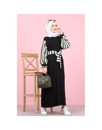 Robe longue noire avec manches et ceinture à rayures kaki et blanches 