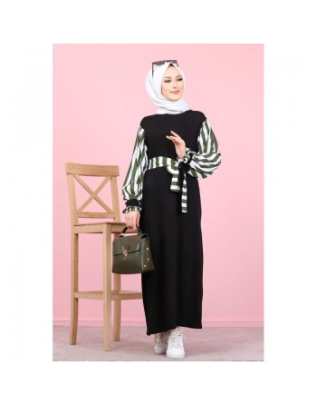 Robe longue noire avec manches et ceinture à rayures kaki et blanches 