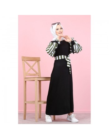 Robe longue noire avec manches et ceinture à rayures kaki et blanches 