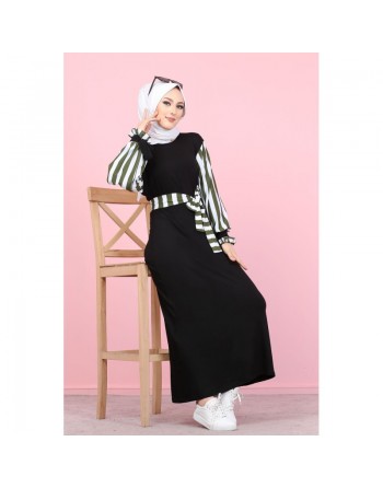 Robe longue noire avec manches et ceinture à rayures kaki et blanches 