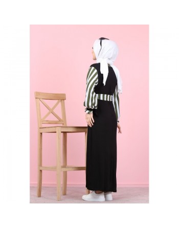 Robe longue noire avec manches et ceinture à rayures kaki et blanches 