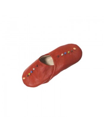 Babouche artisanale marocaine pour femme en cuir rouge avec nœuds décoratifs colorés 