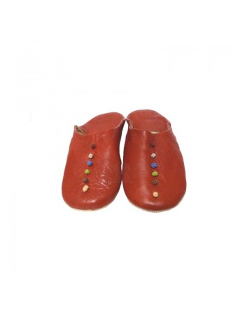Babouche artisanale marocaine pour femme en cuir rouge avec nœuds décoratifs colorés 