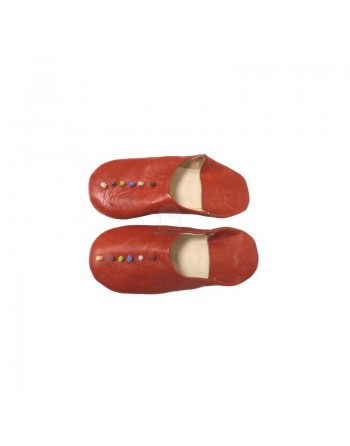 Babouche artisanale marocaine pour femme en cuir rouge avec nœuds décoratifs colorés 