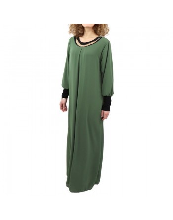 Robe longue fluide avec un joli collier - Couleur Vert 