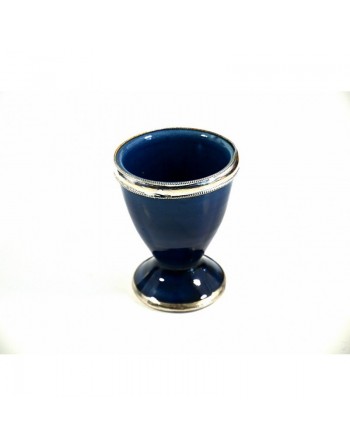 Coquetier artisanal marocain en poterie de couleur bleu pétrole émaillé et cerclé de métal décoratif argenté 