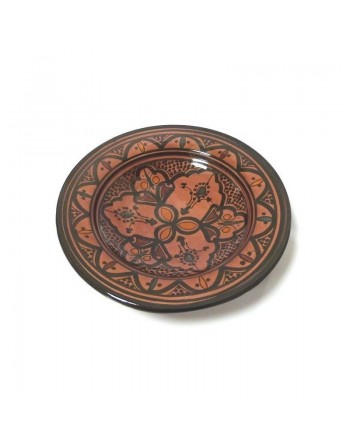 Assiette marocaine décorative en poterie émaillée peinte en rouge brique et ornée de motifs 