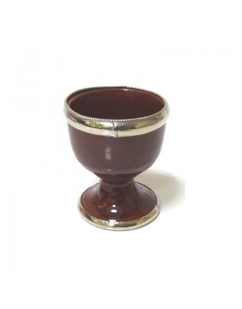 Coquetier artisanal marocain en poterie de couleur Bordeau émaillé et cerclé de métal décoratif argenté 