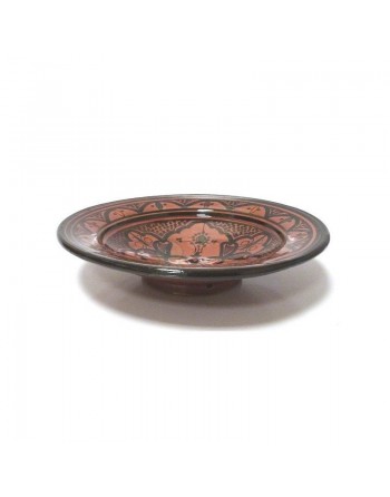 Assiette marocaine décorative en poterie émaillée peinte en rouge brique et ornée de motifs 