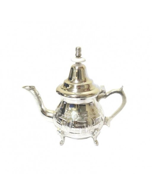 Petite théière marocaine traditionnelle en métal argenté avec de jolies ciselures Petite théière marocaine traditionnelle en métal argenté avec de jolies ciselures