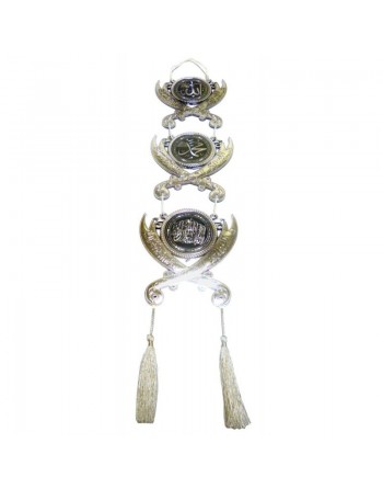 Pendentif argenté avec pompons constitué de trois parties rondes 