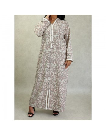 Robe fluide style djellaba marocaine avec capuche motifs fleurie Marron sur un fond couleur beige 