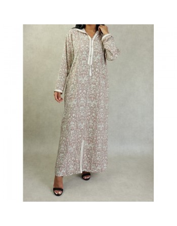 Robe fluide style djellaba marocaine avec capuche motifs fleurie Marron sur un fond couleur beige 