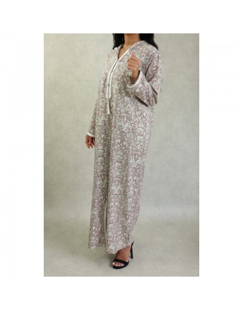 Robe fluide style djellaba marocaine avec capuche motifs fleurie Marron sur un fond couleur beige 